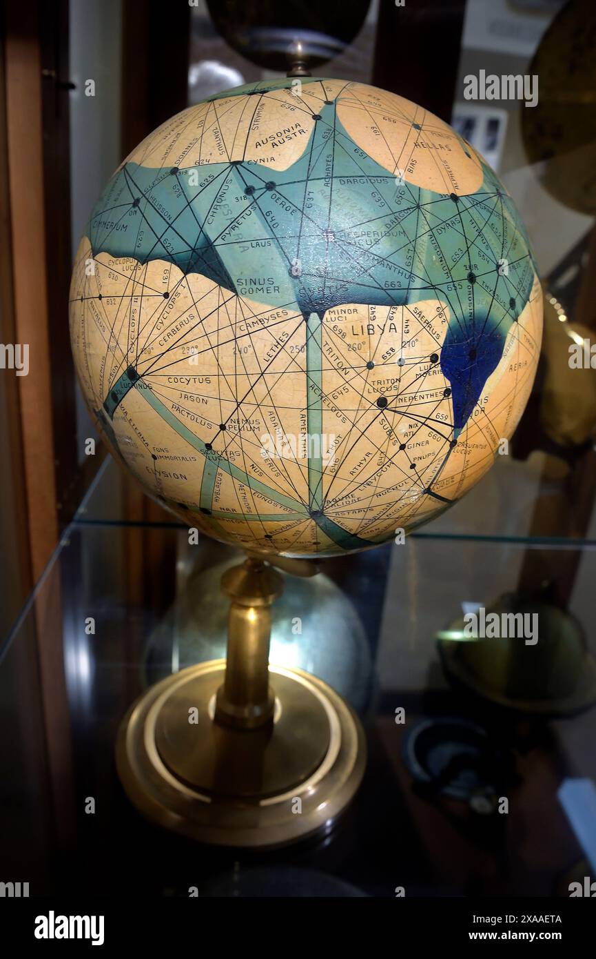 L'Osservatorio Vaticano è un'istituzione istituita dalla Santa sede per la ricerca astronomica e la sensibilizzazione del pubblico per far progredire la comprensione scientifica del nostro universo. L'Osservatorio Vaticano è uno dei più antichi osservatori astronomici attivi al mondo, con le sue radici risalenti al 1582 e la riforma gregoriana del calendario. L'Osservatorio Vaticano è all'avanguardia nella ricerca scientifica su un'ampia gamma di argomenti, dall'esame delle più piccole macchie di polvere interplanetaria all'origine e alla struttura dell'universo. Con sede nella residenza estiva papale Foto Stock