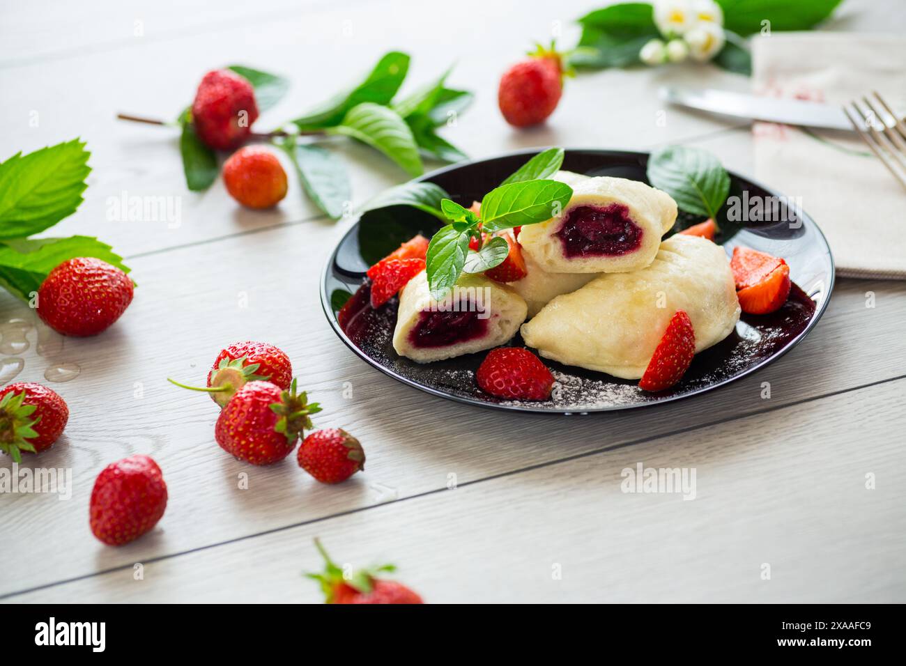 gnocchi cotti al vapore dolci fatti in casa con fragole. Foto Stock