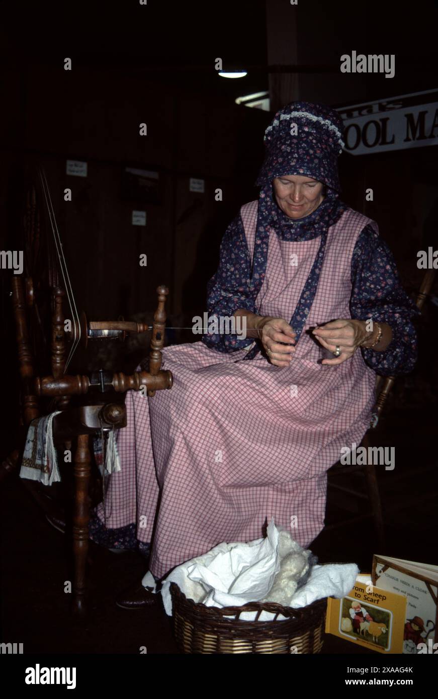 Williamsburg, Virginia. USA 9/1987. Il museo vivente americano, risalente al 18th secolo e di 301 acri, dedicato ai giovani e agli anziani. I Docenti offrono ai visitatori la storia verbale storica delle case d'epoca/replica della Virginia coloniale del 18th secolo, negozi, artigianato, Inns, taverne, E la vita quotidiana dell'America coloniale. Foto Stock