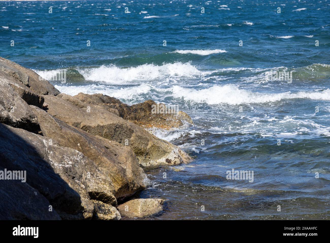 Ripida costa sulla Costa Azzurra, Costa Azzurra, che si affaccia sul Mar Mediterraneo su una roccia Foto Stock