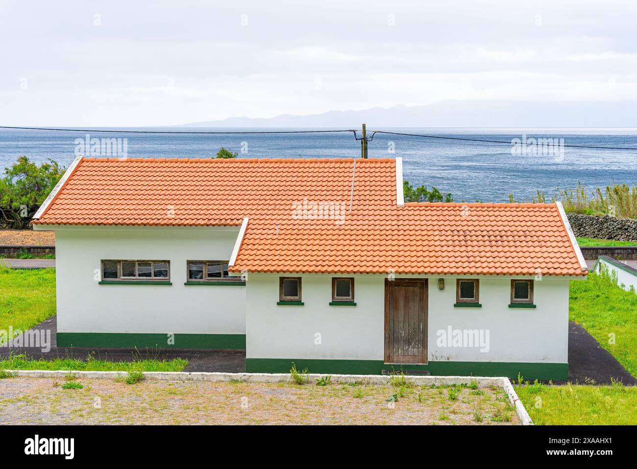 Facciata dell'unica scuola elementare di Fajã dos Vimes- Isola di São Jorge-Azzorre-Portogallo. Foto Stock