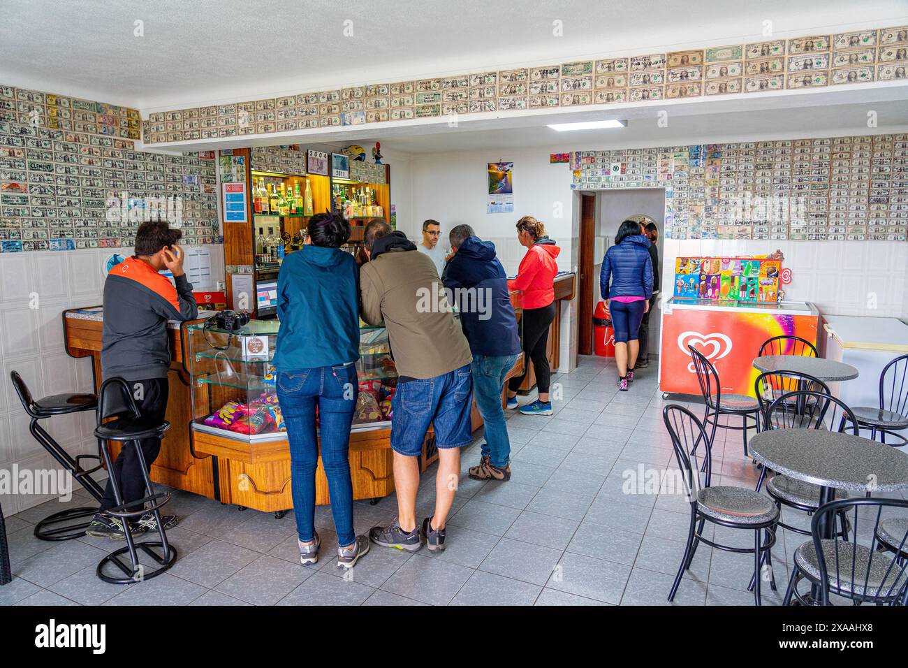 Interno del caffè Nunes con i clienti in piedi e bevono caffè. Fajã dos Vimes- Isola di São Jorge-Azzorre-Portogallo. Foto Stock