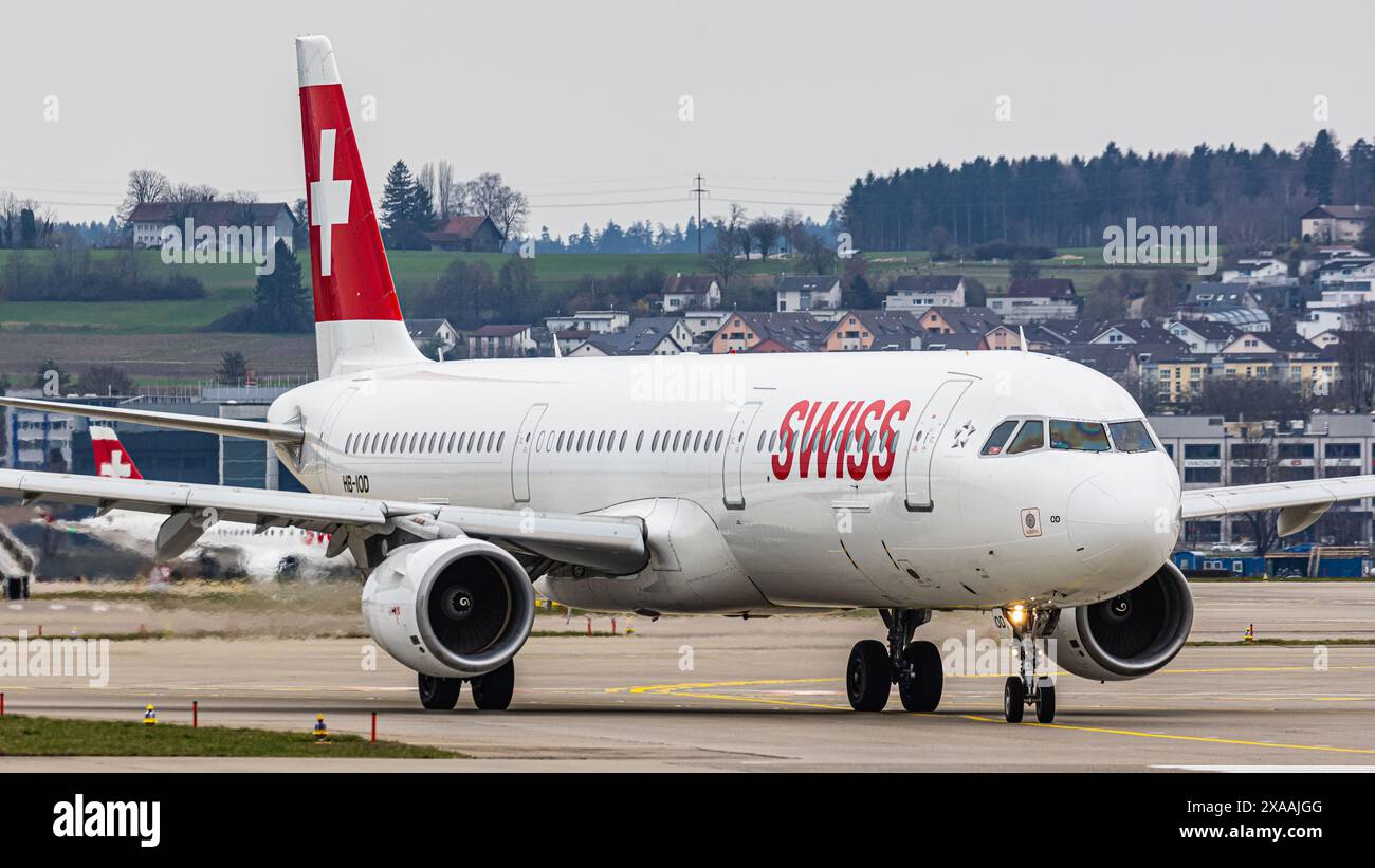 Un Airbus A321-111 della Swiss International Airlines arriva in taxi sulla pista dell'aeroporto di Zurigo, dove è in attesa dell'autorizzazione al decollo. Registrazione HB Foto Stock