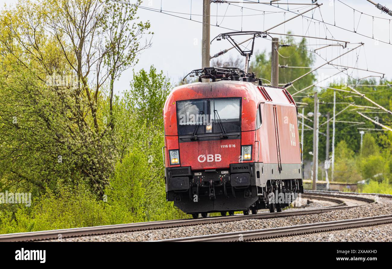 Hebertshausen, Germania, 10 aprile 2024: Una locomotiva Taurus delle Ferrovie federali austriache (ÖBB) prodotta dalla Siemens parte da Monaco verso Nur Foto Stock