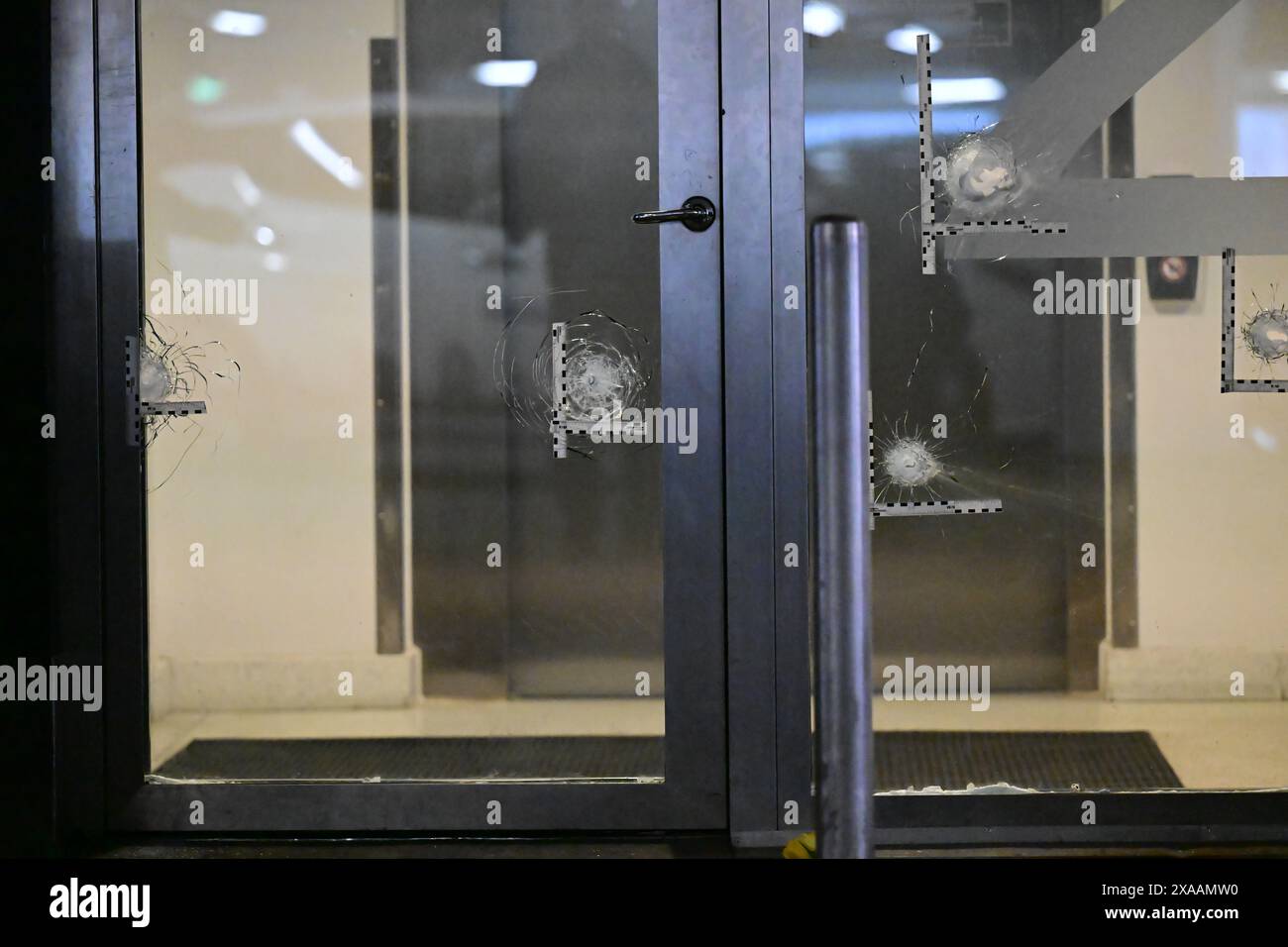 Polizia sulla scena in piazza Selma Lagerlöfs a Goteborg dopo che il famoso rapper C. Gambino è stato ucciso martedì sera in un parcheggio a Goteborg, Svezia, il 5 giugno 2024. Foto: Björn Larsson Rosvall/TT/codice 9200 credito: TT News Agency/Alamy Live News Foto Stock