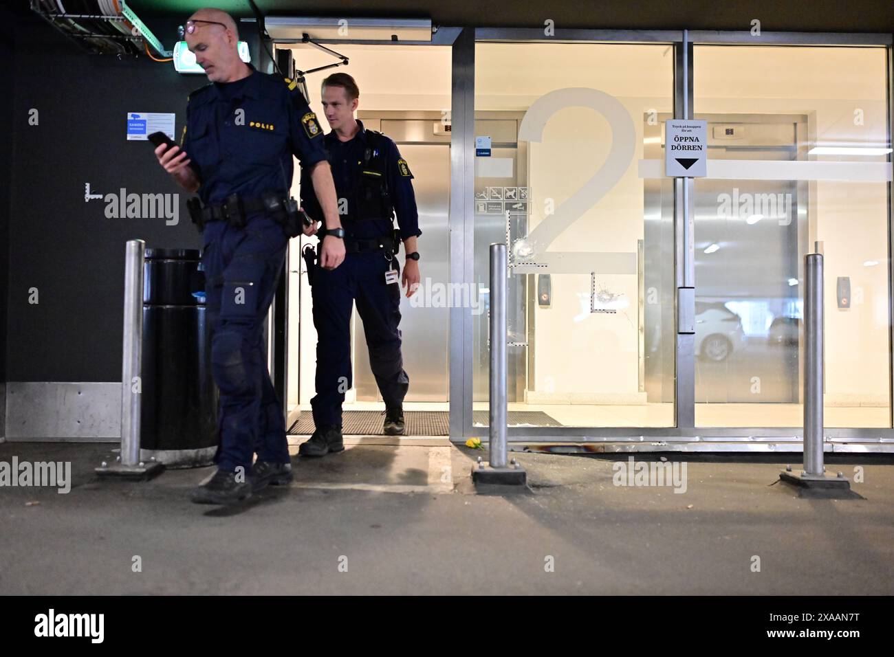 Polizia sulla scena in piazza Selma Lagerlöfs a Goteborg dopo che il famoso rapper C. Gambino è stato ucciso martedì sera in un parcheggio a Goteborg, Svezia, il 5 giugno 2024. Foto: Björn Larsson Rosvall/TT/codice 9200 credito: TT News Agency/Alamy Live News Foto Stock