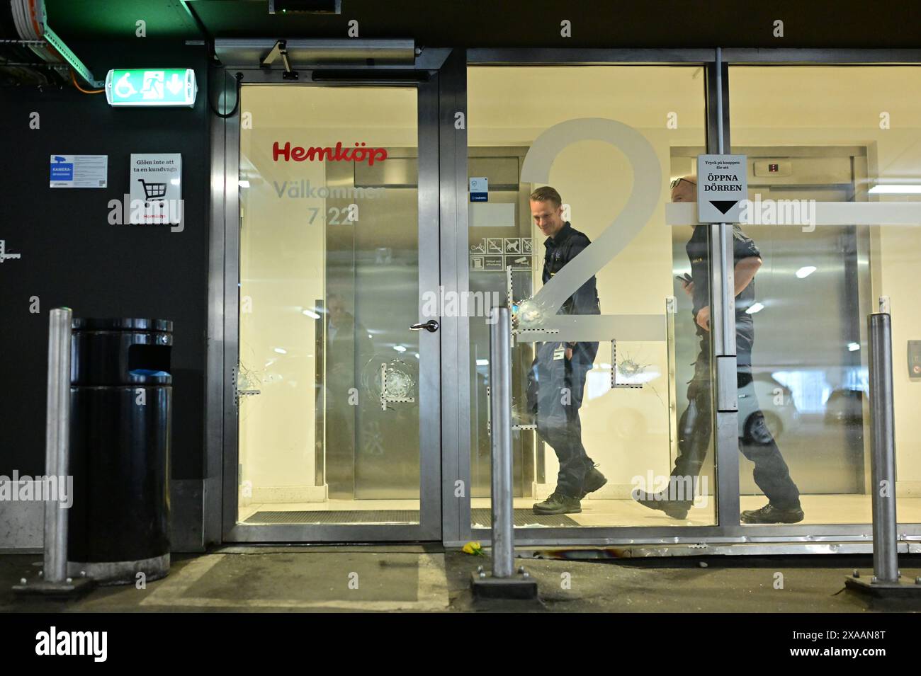 Polizia sulla scena in piazza Selma Lagerlöfs a Goteborg dopo che il famoso rapper C. Gambino è stato ucciso martedì sera in un parcheggio a Goteborg, Svezia, il 5 giugno 2024. Foto: Björn Larsson Rosvall/TT/codice 9200 credito: TT News Agency/Alamy Live News Foto Stock