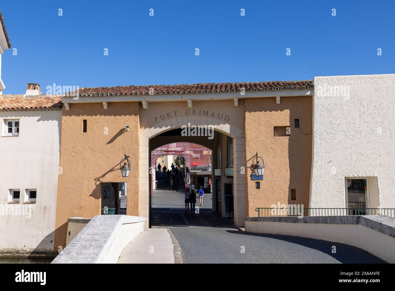 Porta d'ingresso principale di Port Grimaud in Francia al centro città in primavera Foto Stock
