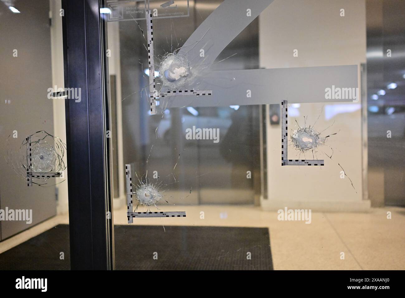 Polizia sulla scena in piazza Selma Lagerlöfs a Goteborg dopo che il famoso rapper C. Gambino è stato ucciso martedì sera in un parcheggio a Goteborg, Svezia, il 5 giugno 2024. Foto: Björn Larsson Rosvall/TT/codice 9200 credito: TT News Agency/Alamy Live News Foto Stock