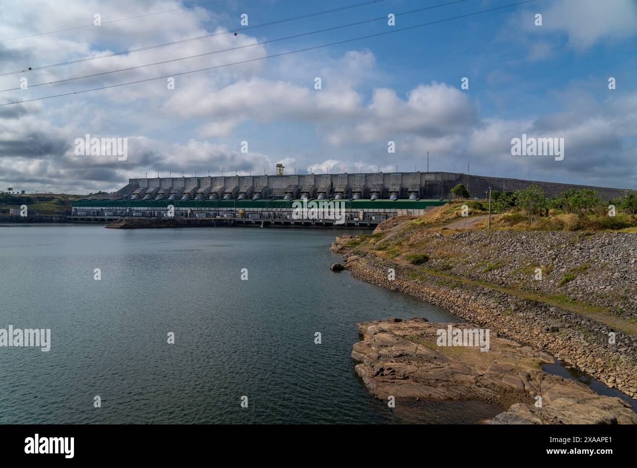 Diga di Belo Monte sul fiume Xingu. Centrale idroelettrica nella foresta pluviale amazzonica nella città di Altamira, Para, Brasile. Concetto di ambiente, ecologia, natura Foto Stock