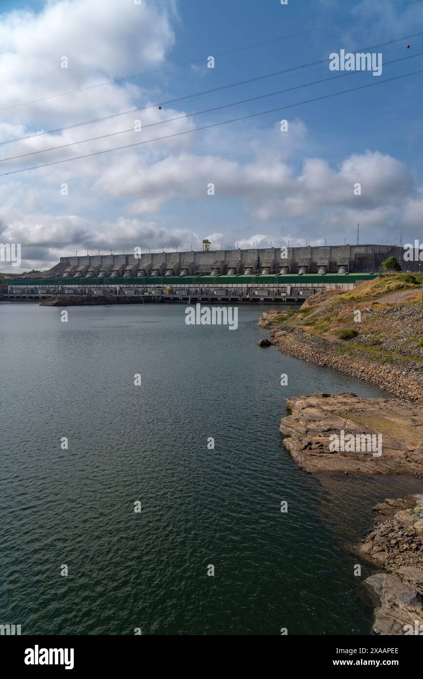 Diga di Belo Monte sul fiume Xingu. Centrale idroelettrica nella foresta pluviale amazzonica nella città di Altamira, Para, Brasile. Concetto di ambiente, ecologia, natura Foto Stock
