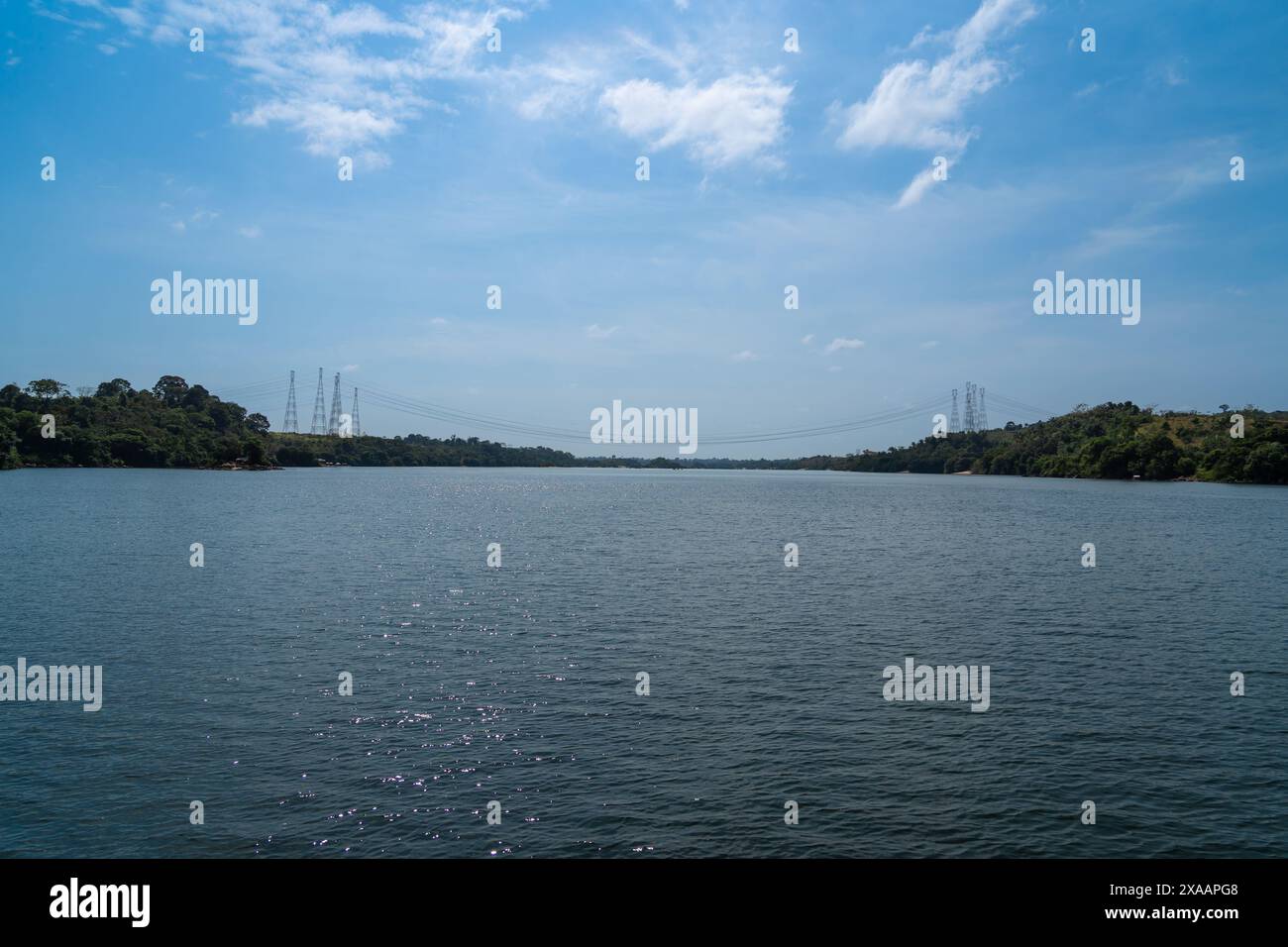 Linee ad alta tensione e torre elettrica sul fiume Xingu vicino alla centrale idroelettrica Belo Monte nella foresta pluviale amazzonica nella città di Altamira, Para, Brasile. Energia Foto Stock