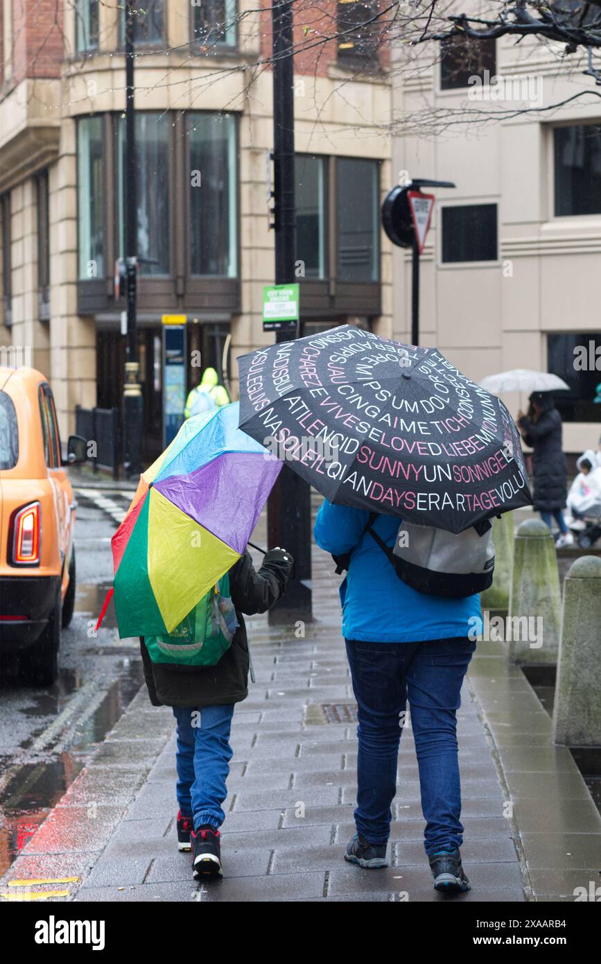 Camminando in un giorno di pioggia a Londra Foto Stock