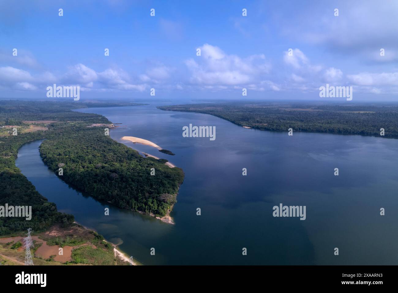 Splendida vista aerea del fiume Xingu vicino al lago della centrale idroelettrica Belo Monte nella foresta pluviale amazzonica nella città di Altamira, Para, Brasile. Ambiente concettuale Foto Stock
