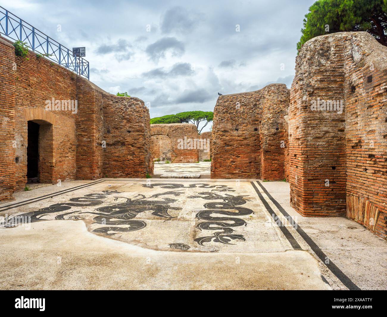 Semina a mosaico Anfitrite, moglie di Nettuno, a cavallo di mare e accompagnata dai tritoni - Terme di Nettuno - collegati al Decumanus da un portico arroccato che monumentalizzò questo lato della strada, le terme risalgono alla fine del i secolo d.C. ma furono ricostruite dall'imperatore Adriano (117-138) e completate nel 139 d.C. dall'imperatore Antonino Pio.- Parco Archeologico di Ostia Antica, Roma, Italia Foto Stock