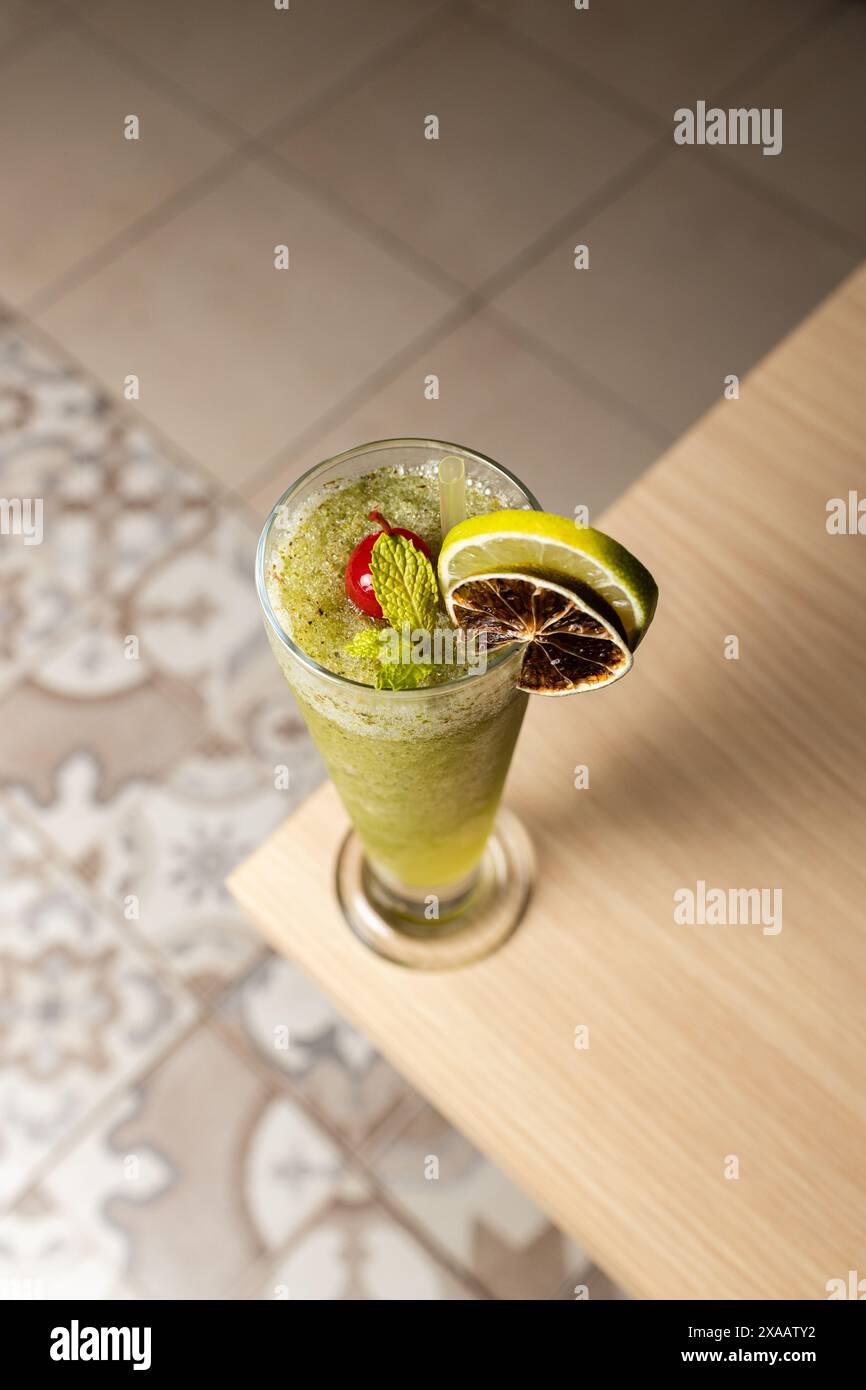 Bebida, limonada, piatto di pesce cenitale, hamburger sul tavolo, wingz con barbecue Foto Stock
