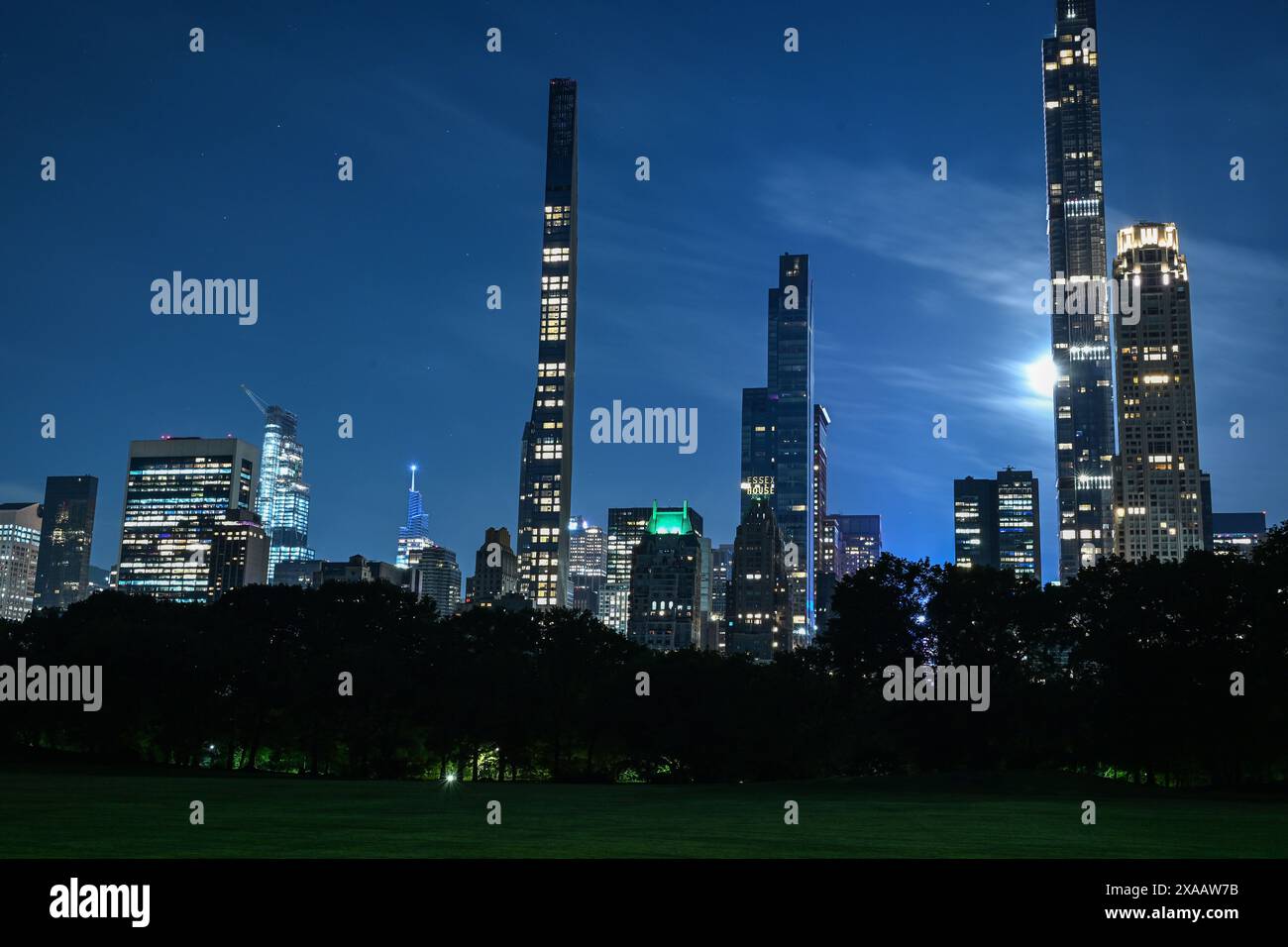 Skyline notturno di Manhattan da Central Park, New York City con grattacieli illuminati Foto Stock
