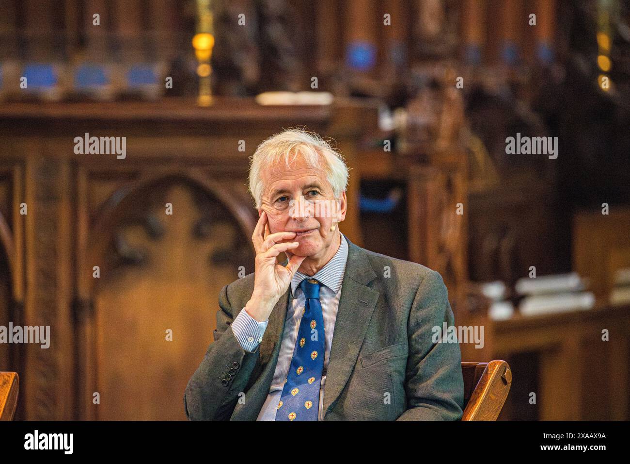 Immagine della testa e delle spalle di Hugo Vickers seduto nella cattedrale di Salisbury nel 2024 Foto Stock