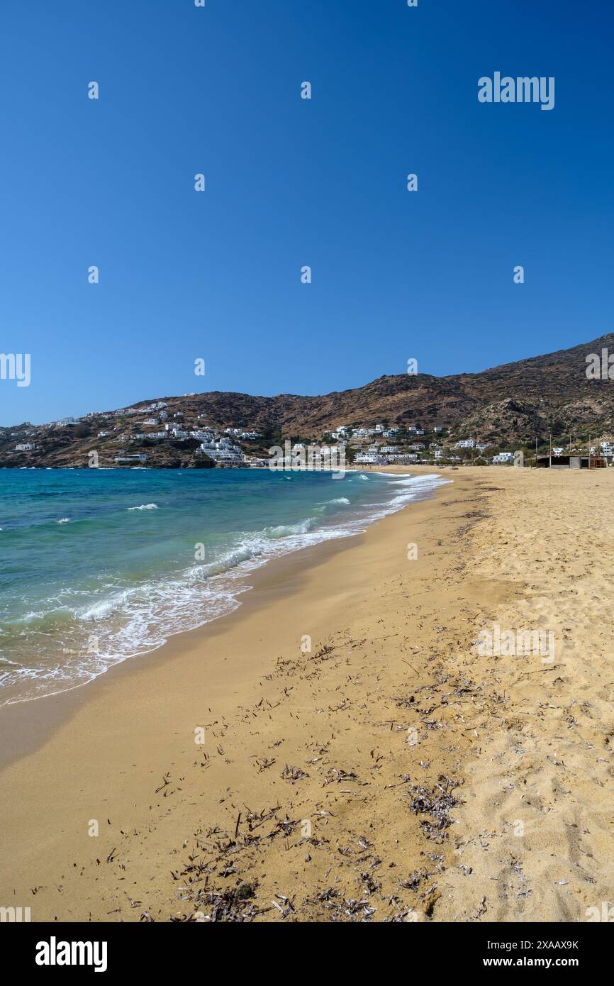 Vista panoramica della famosa spiaggia sabbiosa di Manganari nell'iOS cyclades Grecia Foto Stock