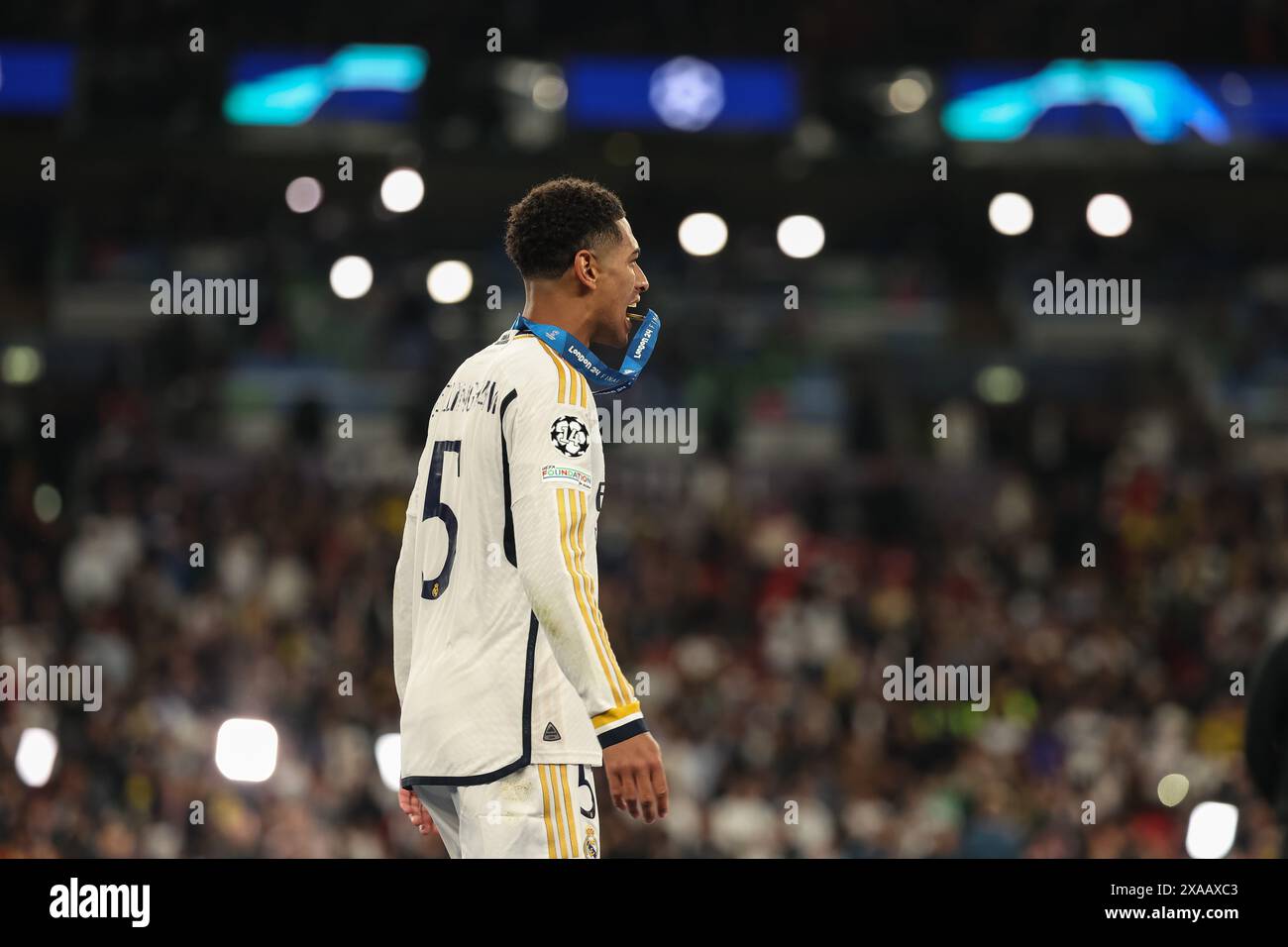 Jude Bellingham (Real Madrid) ha morso la medaglia dei vincitori dopo la finale di UEFA Champions League tra il Borussia Dortmund e il Real Madrid allo stadio di Wembley, Londra, sabato 1 giugno 2024. (Foto: Pat Isaacs | mi News) crediti: MI News & Sport /Alamy Live News Foto Stock