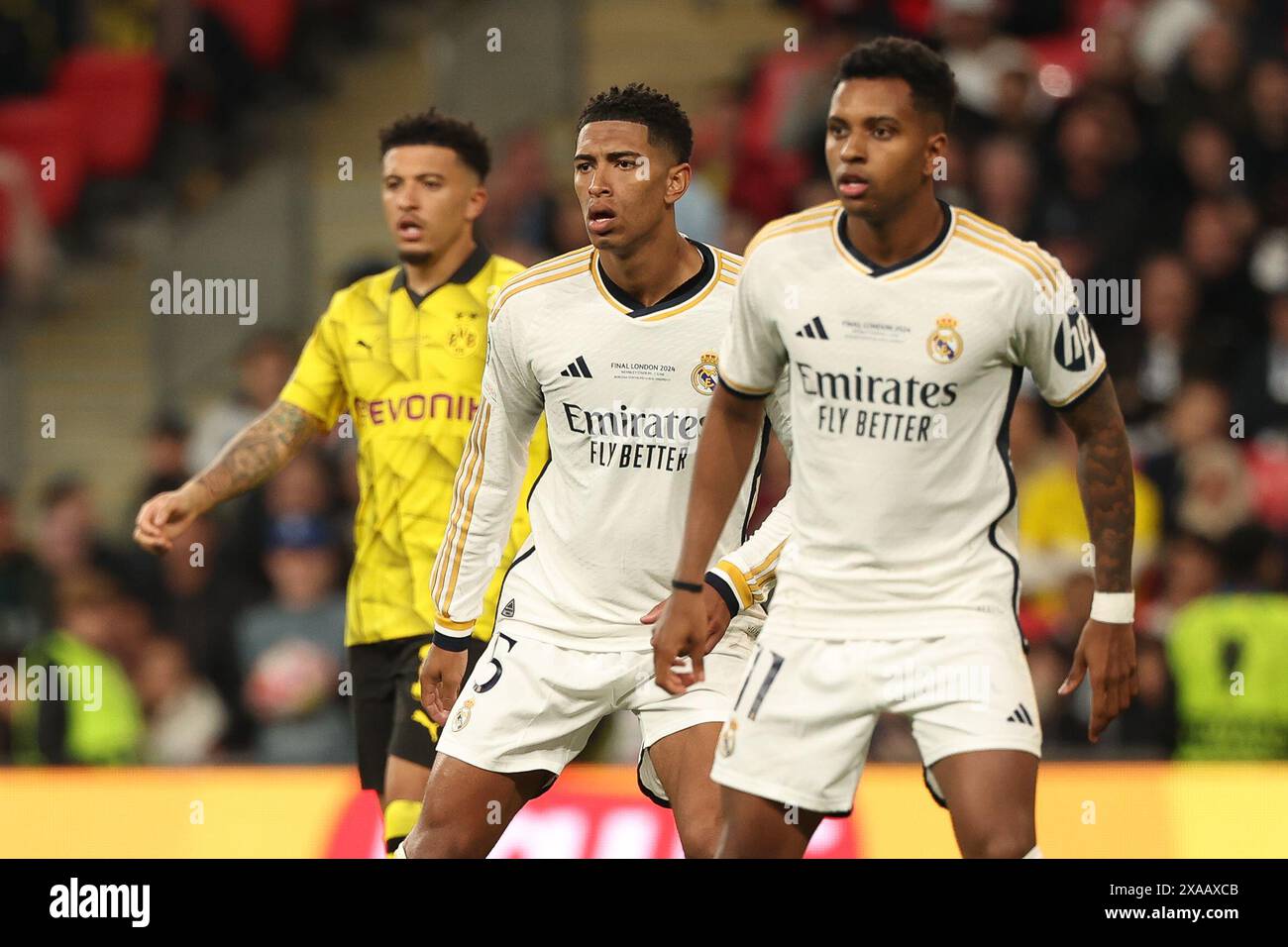 Jude Bellingham (Real Madrid) affiancato da Jadon Sancho (Borussia Dortmund) e Rodrygo (Real Madrid) durante la finale di UEFA Champions League tra Borussia Dortmund e Real Madrid allo Stadio di Wembley, Londra, sabato 1 giugno 2024. (Foto: Pat Isaacs | mi News) crediti: MI News & Sport /Alamy Live News Foto Stock