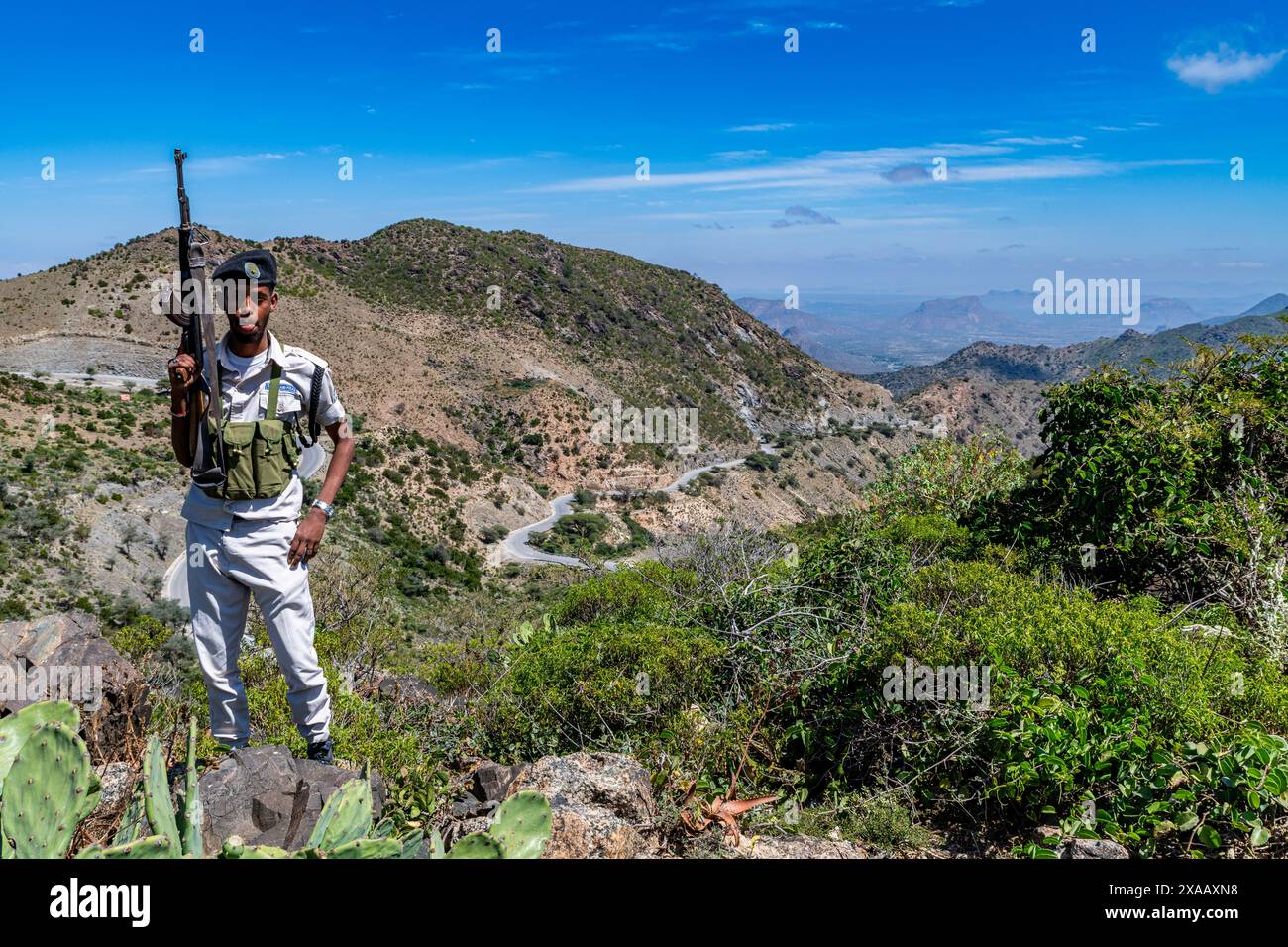 Guardia armata e vista sulle montagne dello sceicco, Somaliland, Somalia, Africa Foto Stock