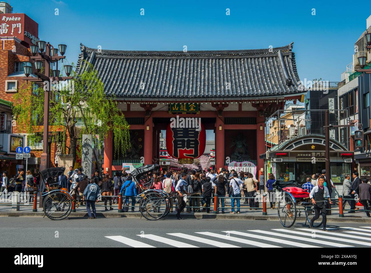 Scena di strada, tempio senso-ji, Asakusa, Tokyo, Honshu, Giappone, Asia Foto Stock