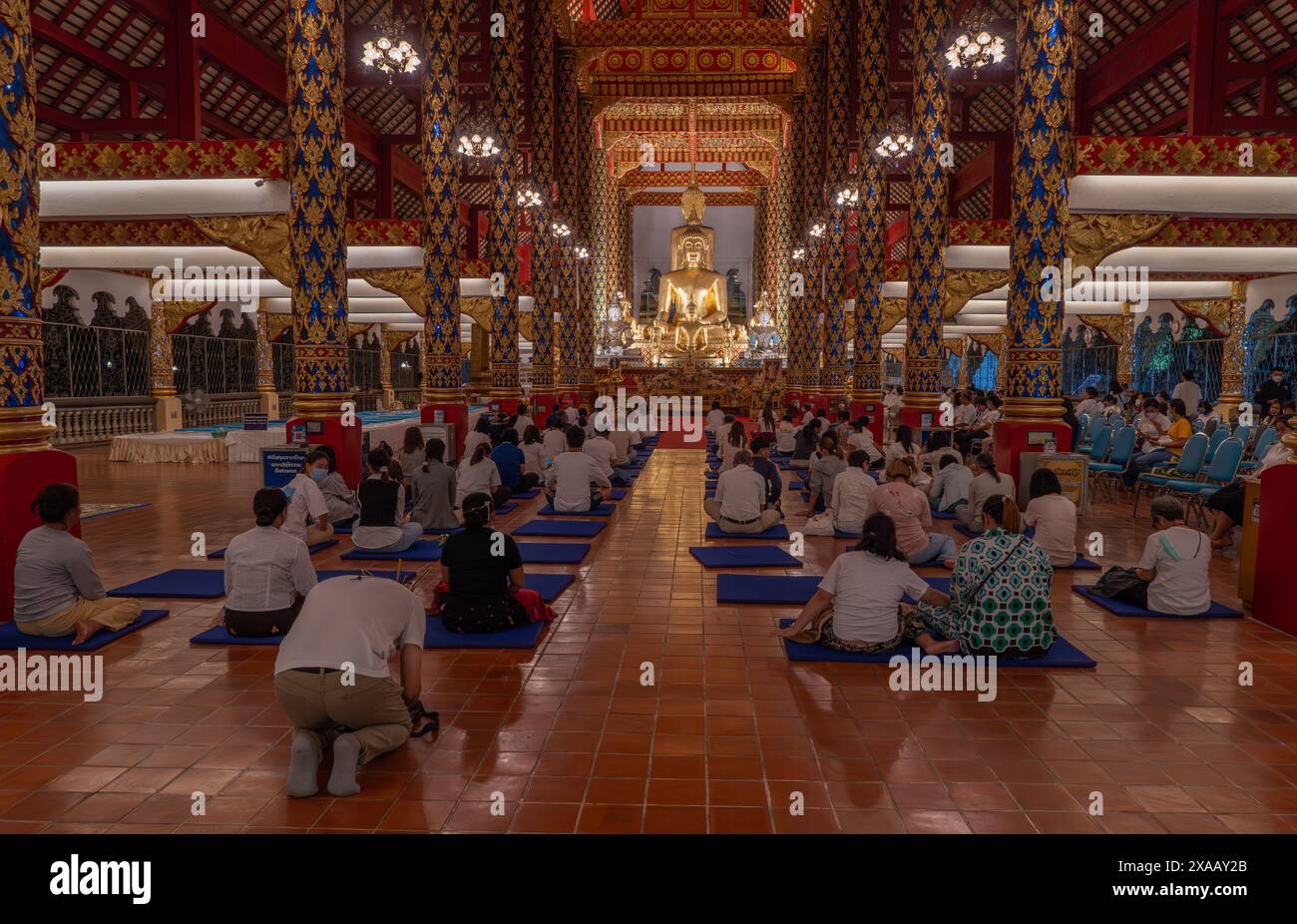 Gente del posto che celebra il festival della luna piena di Magha Puja al tempio Wat Suan Dok Lanna, Chiang mai, Thailandia, Sud-est asiatico, Asia Foto Stock