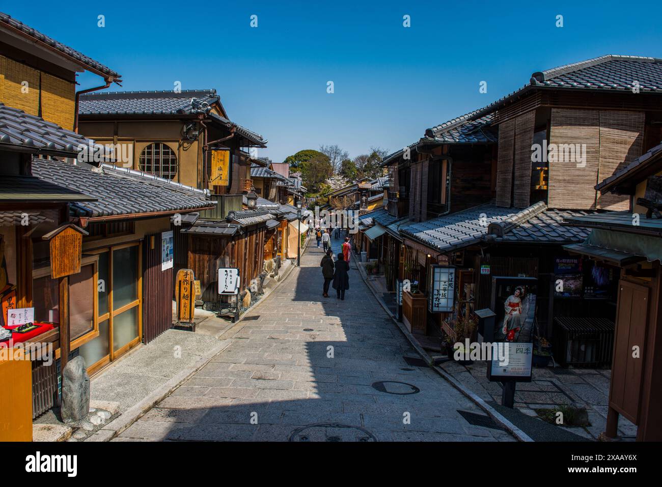 Scena di strada nel quartiere Vecchio, Kyoto, Honshu, Giappone, Asia Foto Stock