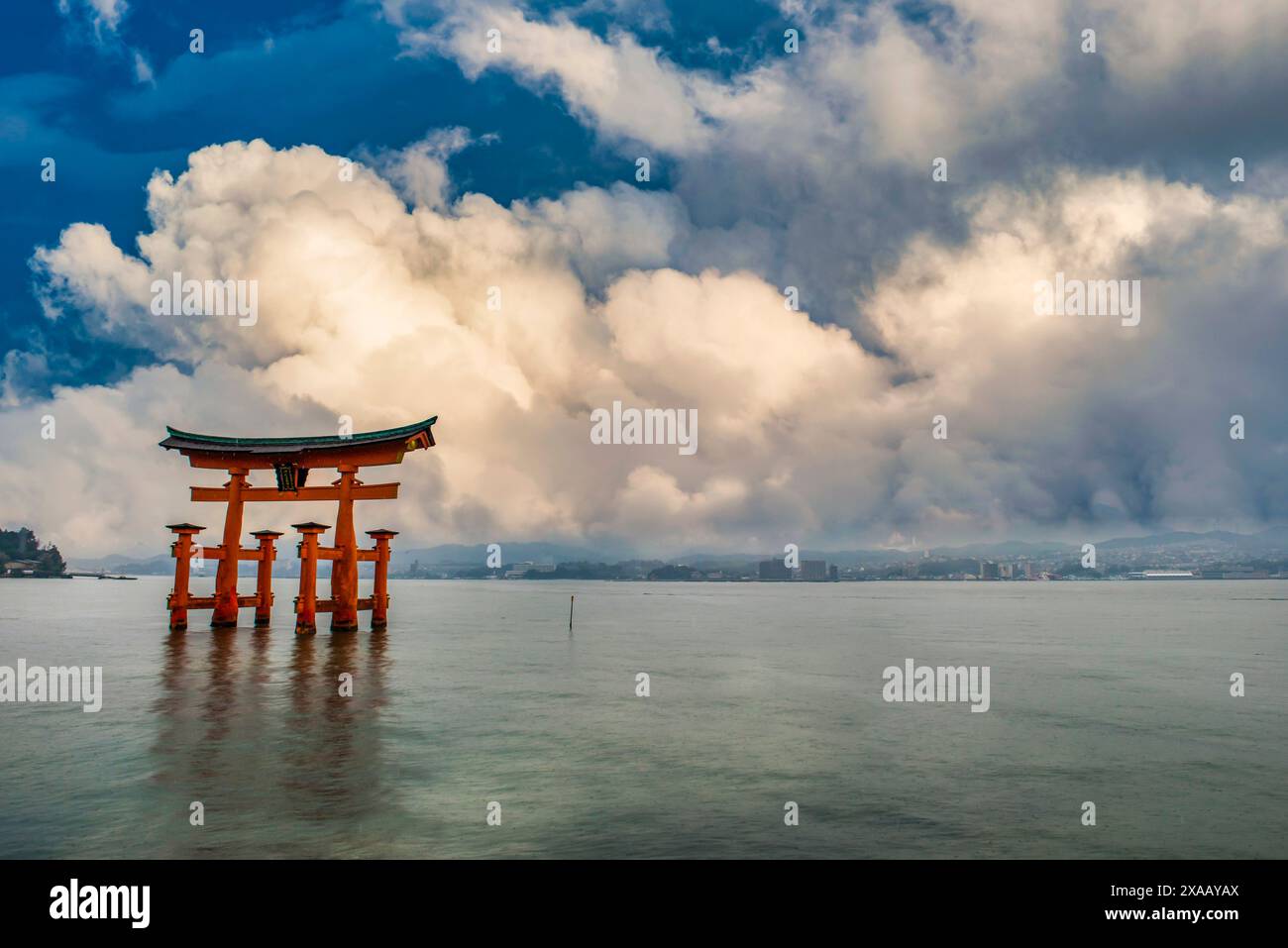 Famosa porta torii galleggiante in acqua, sito patrimonio dell'umanità dell'UNESCO, Miyajima, Giappone, Asia Foto Stock