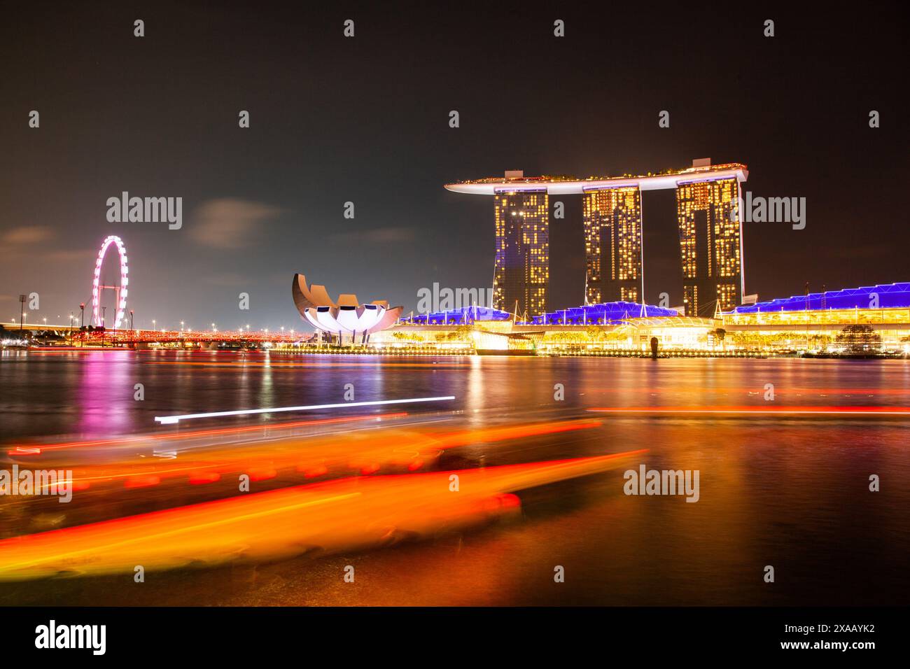 Skyline di Singapore presso la Marina al crepuscolo, Singaore, Sud-est asiatico, Asia Foto Stock