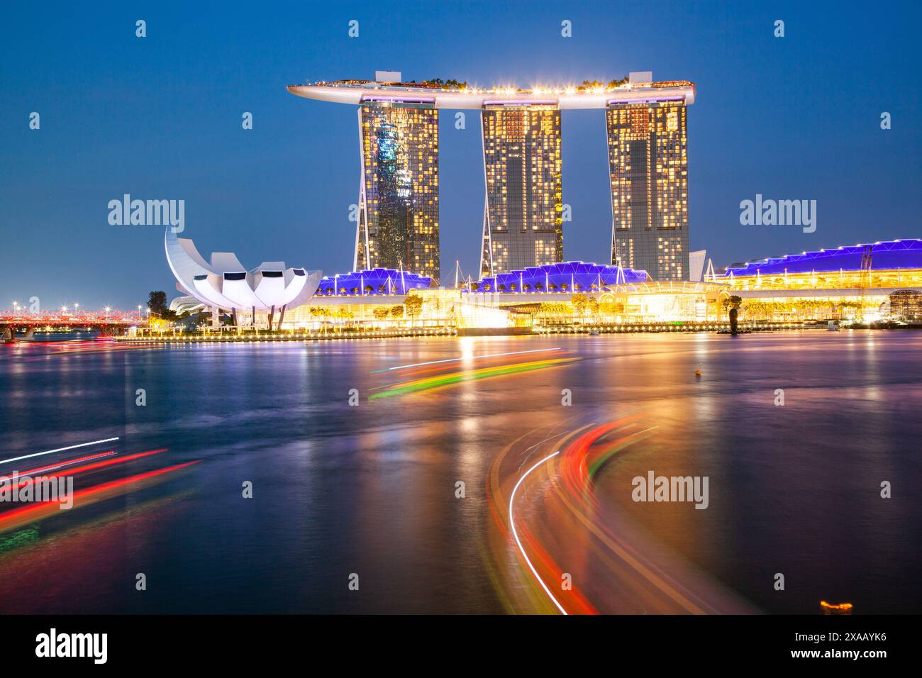 Skyline di Singapore presso la Marina al crepuscolo, Singaore, Sud-est asiatico, Asia Foto Stock