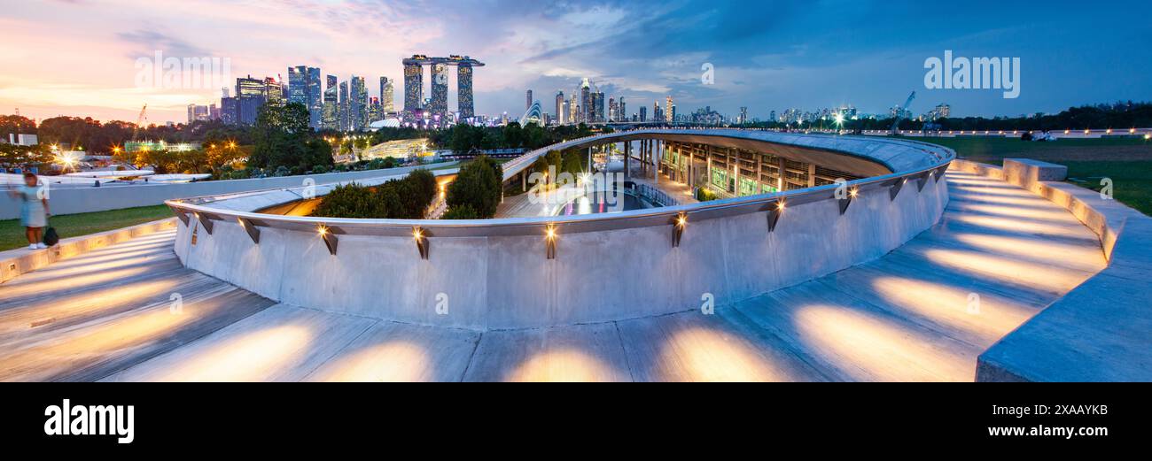 Skyline di Singapore presso la Marina al crepuscolo, Singaore, Sud-est asiatico, Asia Foto Stock