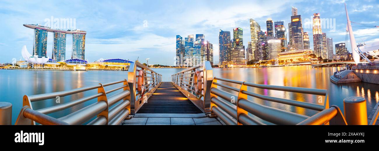 Skyline di Singapore presso la Marina al crepuscolo, Singaore, Sud-est asiatico, Asia Foto Stock