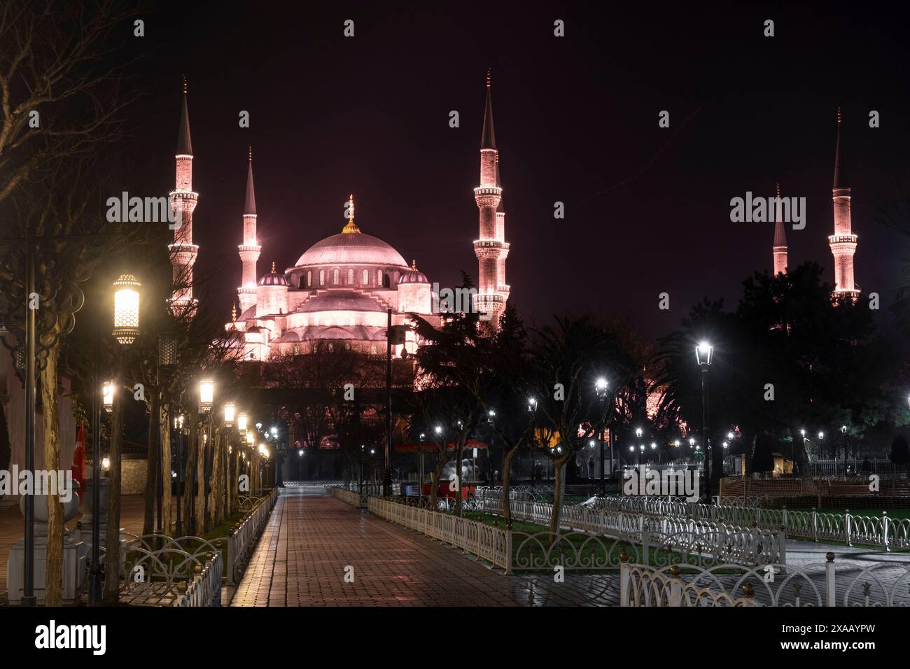 Una vista notturna della Moschea Blu (Sultanahmet Camii) illuminata con numerose luci, Istanbul Foto Stock