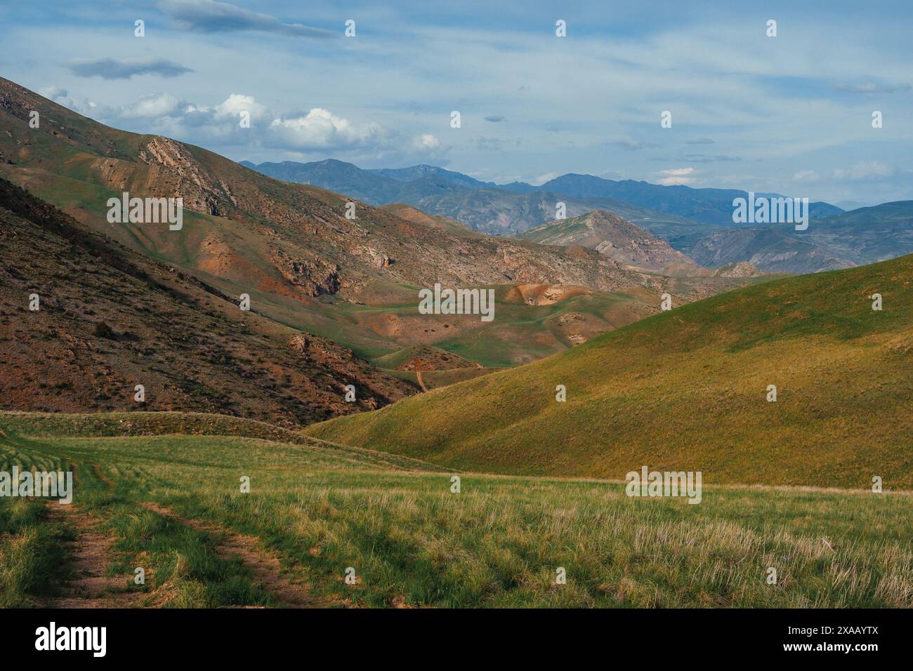 Escursioni a Vayots Dzor, conosciuta per le sue montagne di colore rosso, Armenia (Hayastan), Caucaso, Asia centrale, Asia Foto Stock