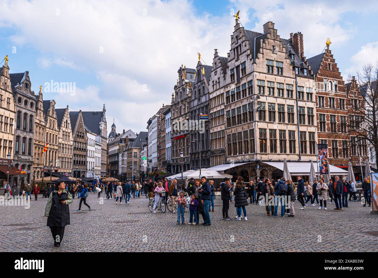 Architettura storica al Grote Mart di Anversa, Belgio, Europa Foto Stock