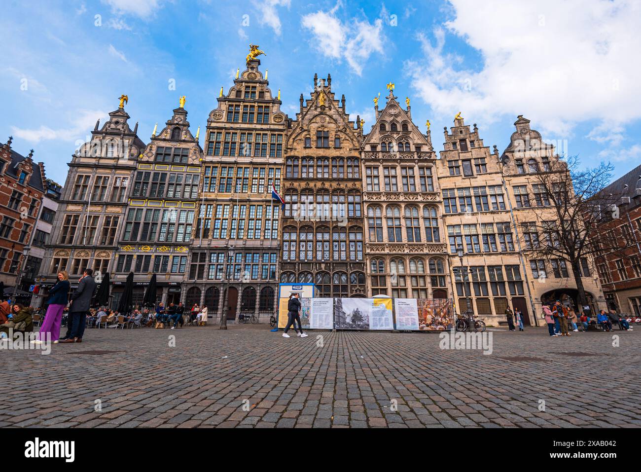Architettura storica al Grote Mart di Anversa, Belgio, Europa Foto Stock
