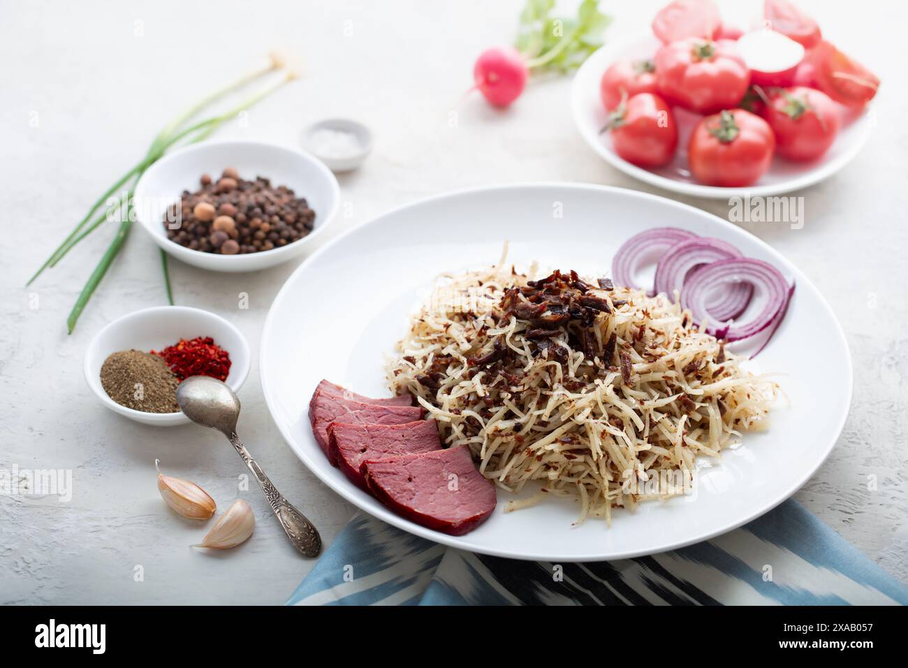 Concetto di cucina uzbeka e dell'Asia centrale, cibo uzbeko Naryn, verdure e spezie, background di ricette alimentari, Tashkent, Uzbekistan, Asia centrale, Asia Foto Stock