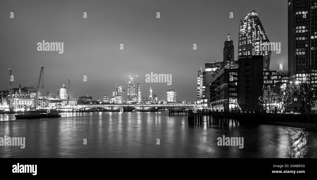 La South Bank di Londra guarda verso la Cattedrale di St. Paul, Londra, Inghilterra, Regno Unito, Europa Foto Stock