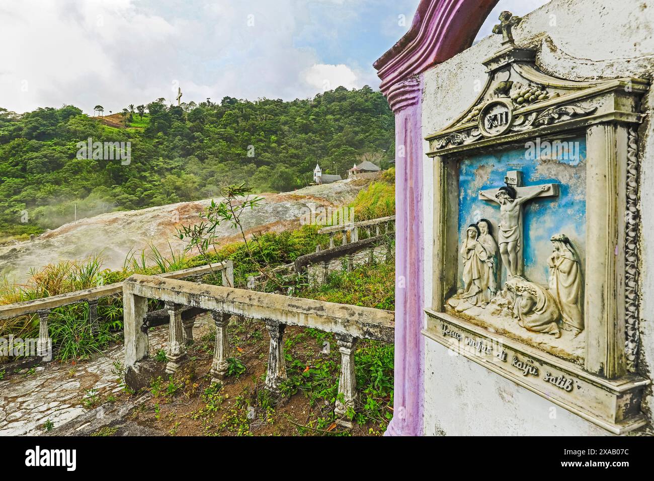 La dodicesima stazione della Croce sul sentiero per la cima di questo parco turistico con case di culto di cinque religioni, Bukit Kasih Foto Stock
