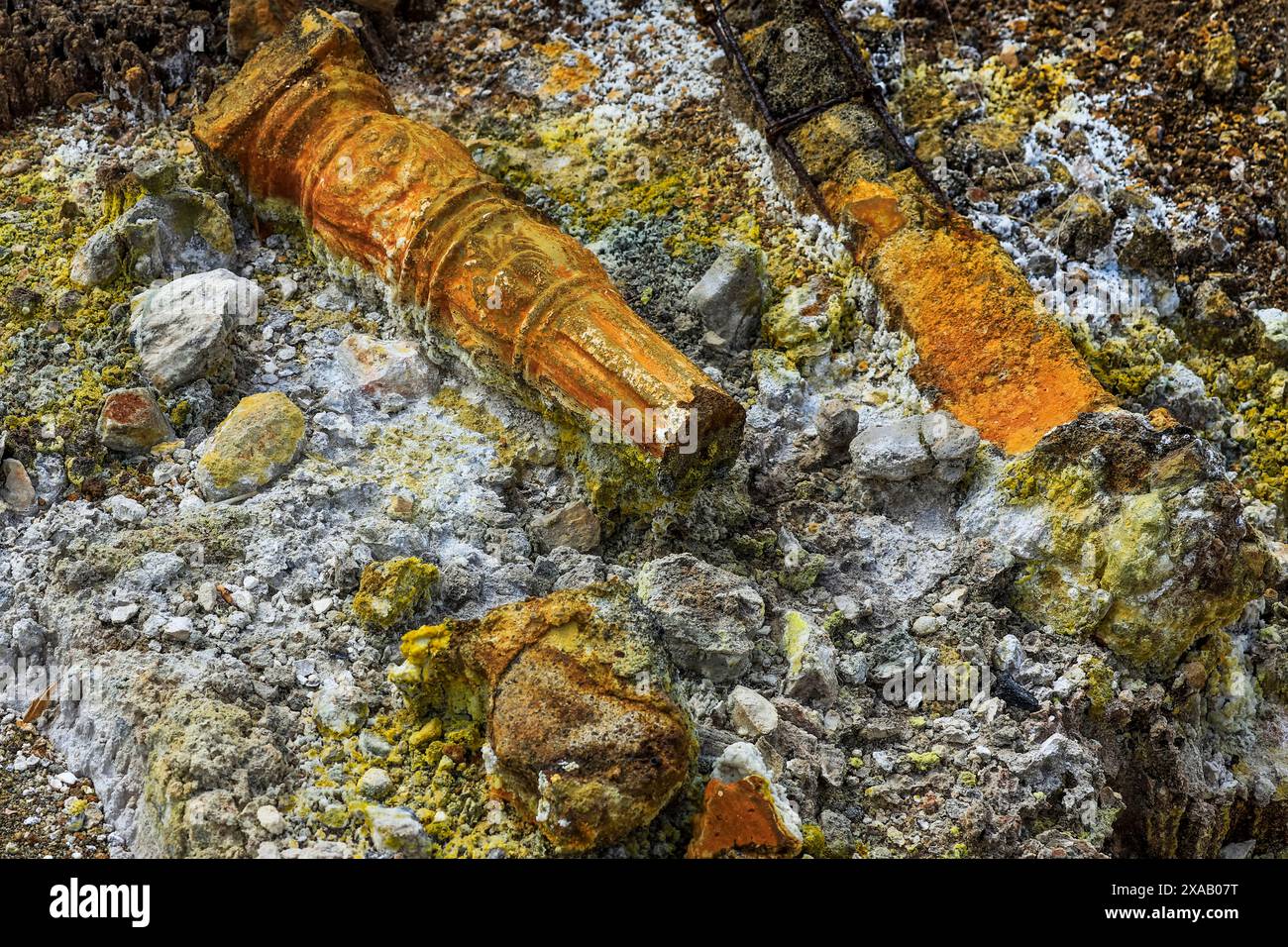 Danni ai pilastri causati dal vapore di fumarole e dai minerali di zolfo al parco di pace vulcanico Bukit Kasih, Bukit Kasih, Minahasa, Sulawesi settentrionale Foto Stock