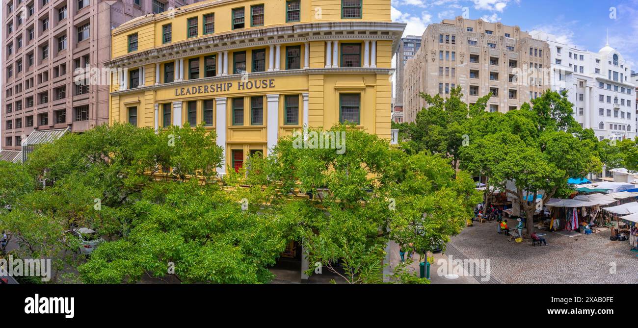 Vista elevata di alberi, edifici e bancarelle di souvenir su Greenmarket Square, città del Capo, Capo Occidentale, Sud Africa, Africa Foto Stock