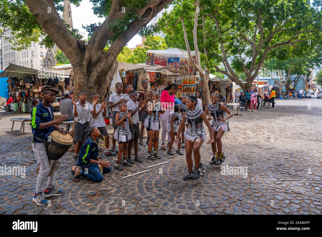 Vista di artisti di canto e danza tradizionali a Greenmarket Square, città del Capo, Capo Occidentale, Sud Africa, Africa Foto Stock