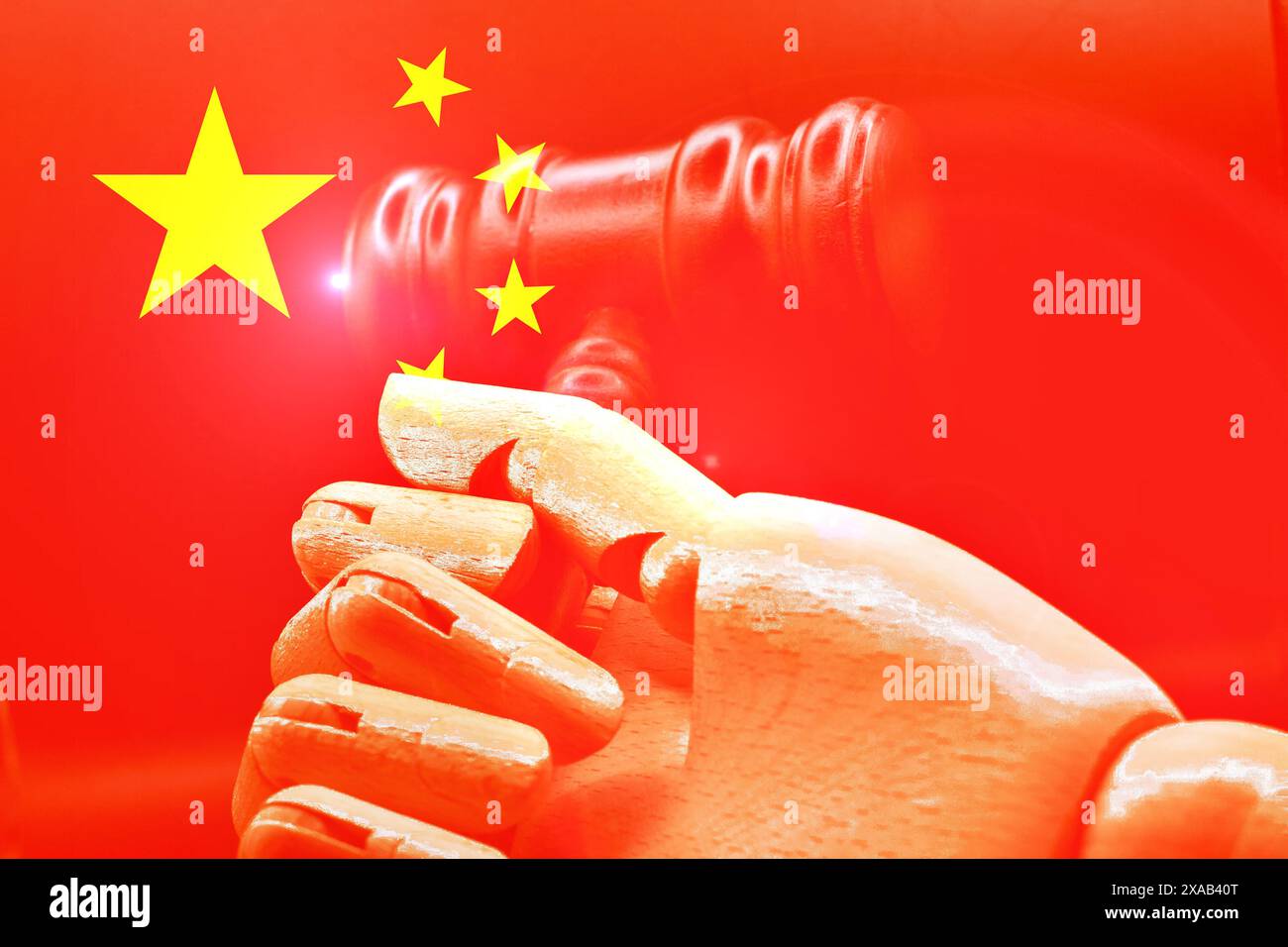 Mano robotica che usa un martelletto giudice con la bandiera cinese come sfondo. Concetto di regolamentazione dell'IA in Cina. Foto Stock
