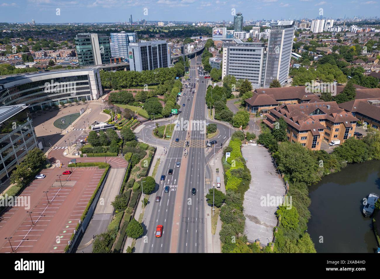 Vista aerea della Great West Road (A4) a Brentford, Londra, Regno Unito. Foto Stock