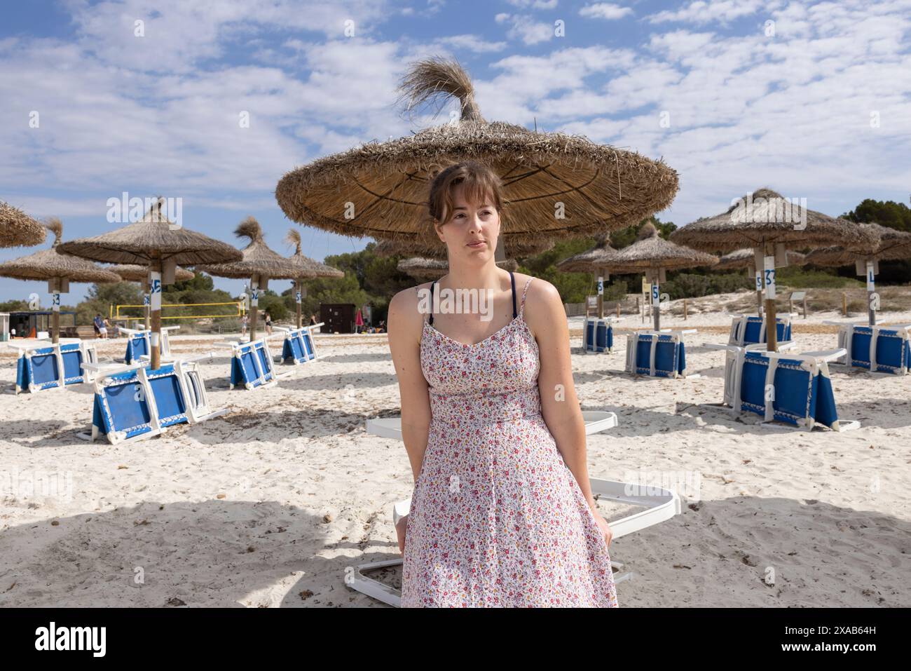 I manifestanti spagnoli alla spiaggia di sa Rapita simulano uno scenario di spiaggia ricco per enfatizzare il sovraffollamento delle spiagge dovuto al turismo eccessivo a Maiorca. Foto Stock