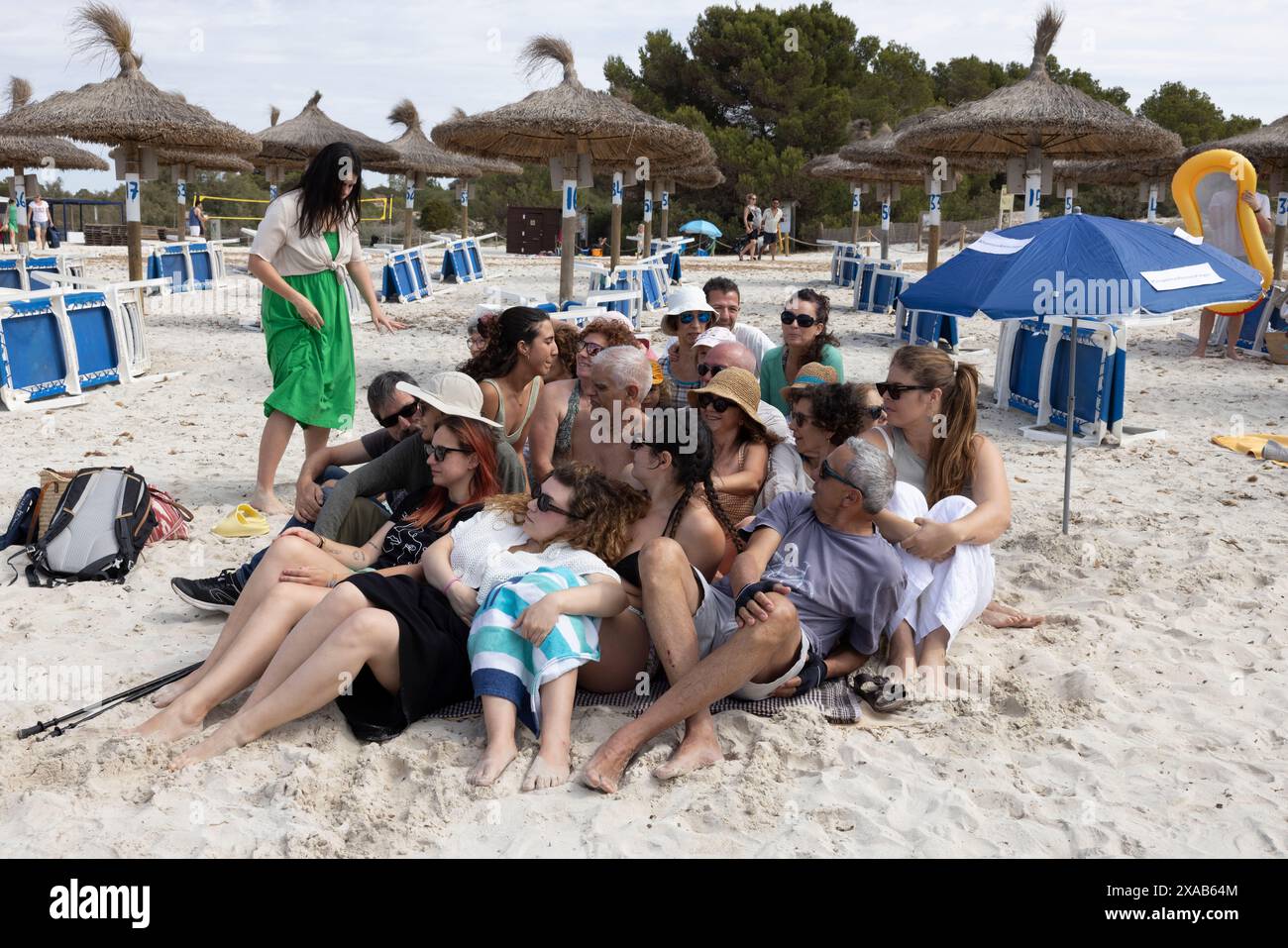 I manifestanti spagnoli alla spiaggia di sa Rapita simulano uno scenario di spiaggia ricco per enfatizzare il sovraffollamento delle spiagge dovuto al turismo eccessivo a Maiorca. Foto Stock