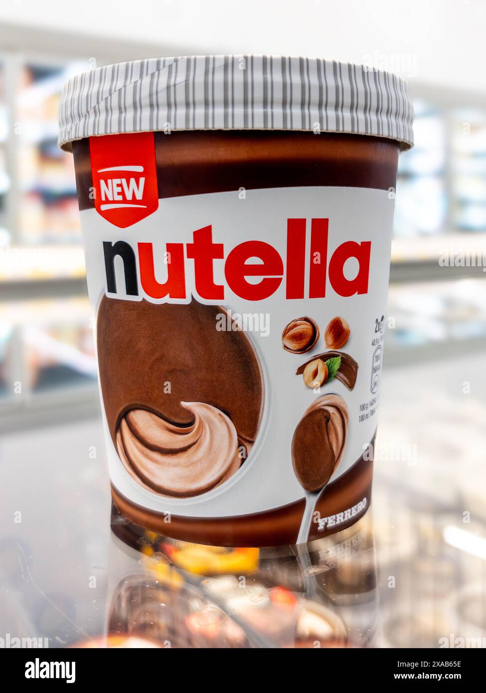 Italia - 5 giugno 2024: Ferrero Nutella gelato in vaso in vendita al supermercato italiano, nuovo nell'estate 2024 Foto Stock