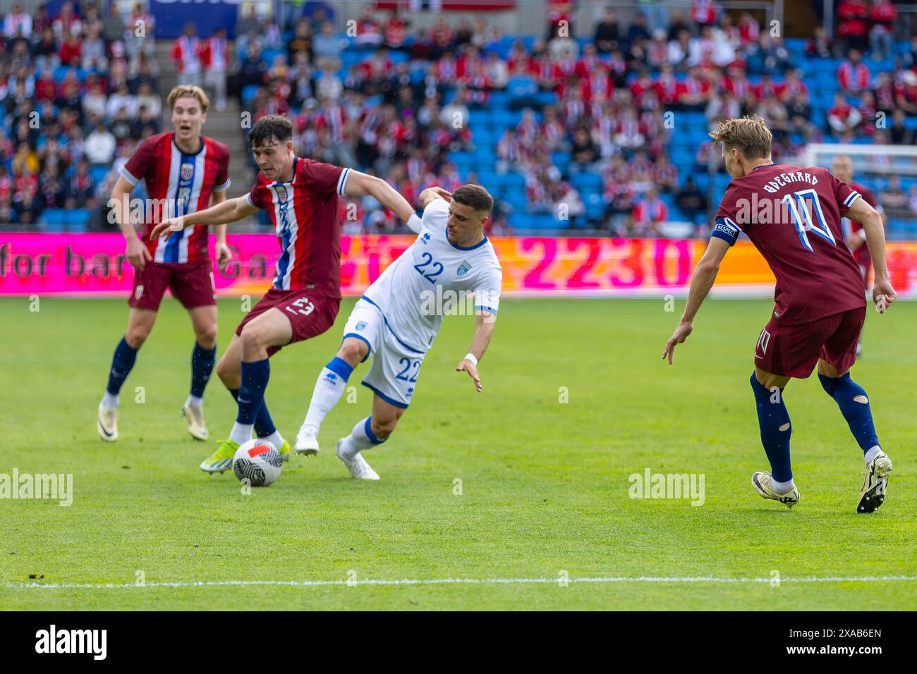 Oslo, Norvegia 05 giugno 2024 Jorgen Strand Larsen di Norvegia gioca per il Celta De Vigo sfida Blendi Idrizi del Kosovo gioca per lo Schalke FC per il pallone durante l'amichevole internazionale tra Norvegia e Kosovo all'Ullevaal Stadion di Oslo, Norvegia crediti: Nigel Waldron/Alamy Live News Foto Stock